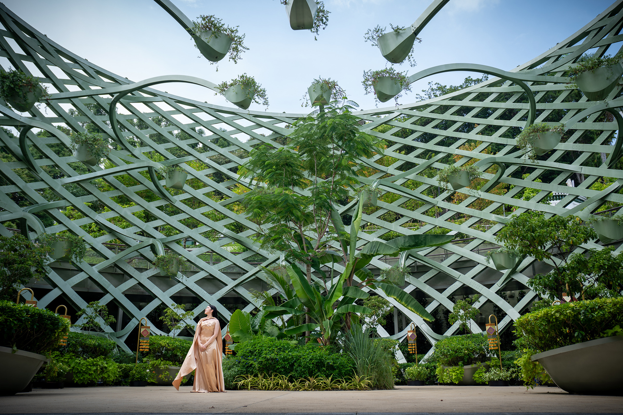 Tiara Andini Tunjukan Perjalanan Visual Lanskap Singapura Melalui MV “Cinta Seperti Aku”