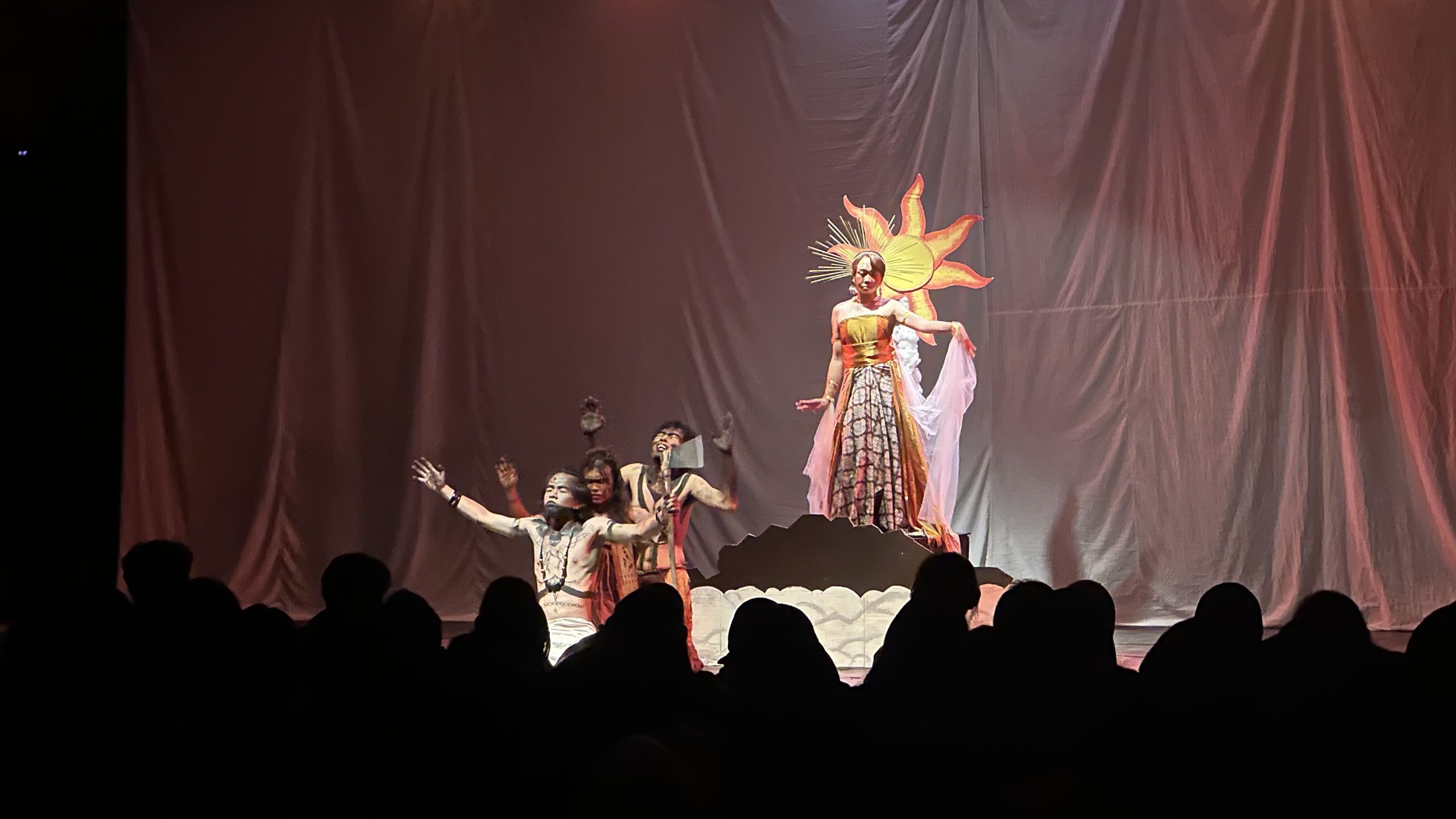 Pementasan teater bertajuk Tari Mentari dari GSSTF (Gelanggang Seni Sastra Televisi dan Film) Universitas Padjadjaran.
